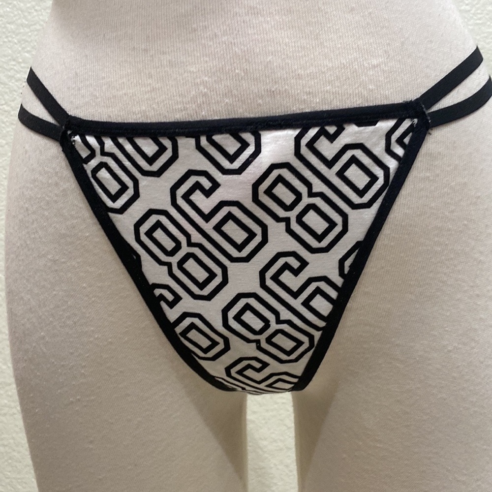 NWOT Victoria’s Secret Pink V-String panties.